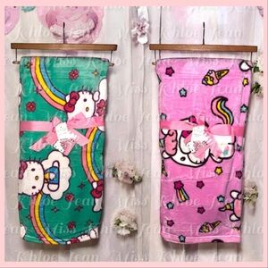 - Hello Kitty Throw Blanket Set